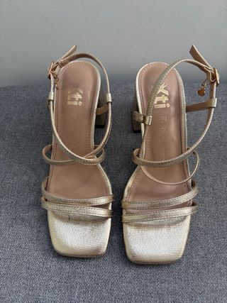 Sandalias doradas tacón cuadrado