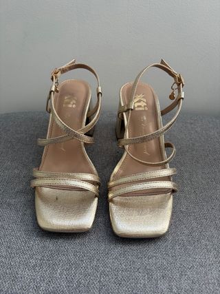 Sandalias doradas tacón cuadrado