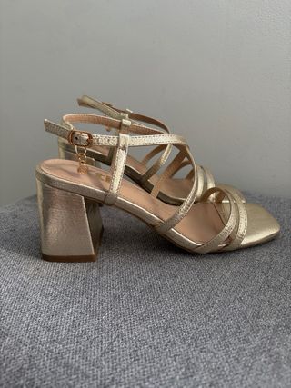 Sandalias doradas tacón cuadrado