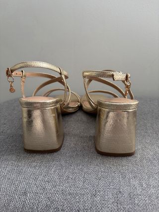 Sandalias doradas tacón cuadrado