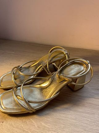 Sandalias doradas tacón STRADIVARIUS
