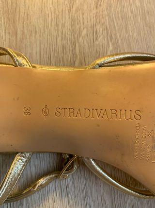 Sandalias doradas tacón STRADIVARIUS