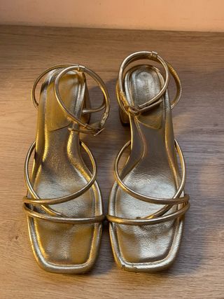 Sandalias doradas tacón STRADIVARIUS