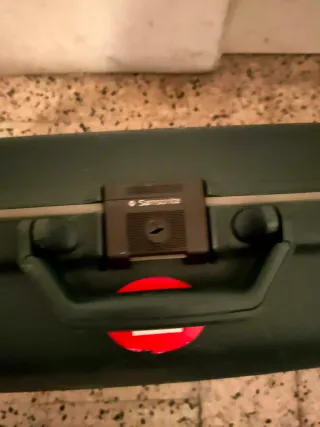 Maleta Samsonite Verde con Stickers Rojos