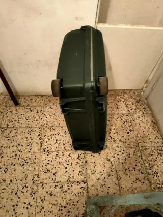 Maleta Samsonite Verde con Stickers Rojos