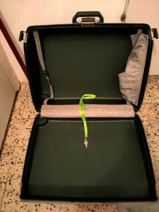 Maleta Samsonite Verde con Stickers Rojos