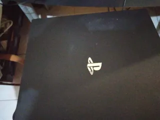 PS4 Pro Sony Negra con dos mandos