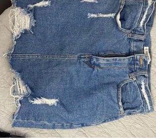 Falda vaquera rota