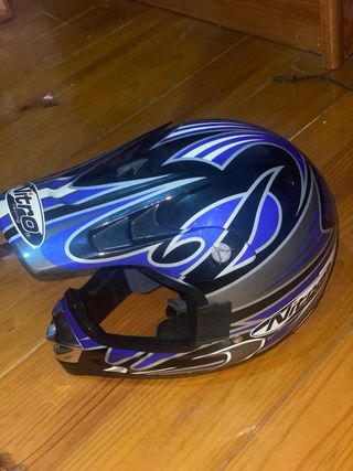 Casco de moto negro con detalles