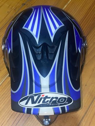 Casco de moto negro con detalles