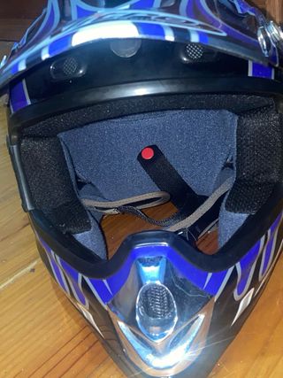Casco de moto negro con detalles
