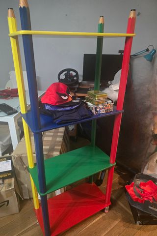 Estantería infantil con juguetes