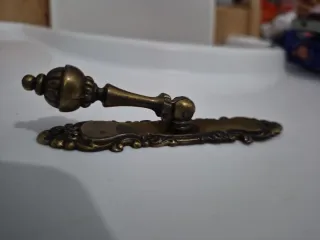 Tirador antiguo latón