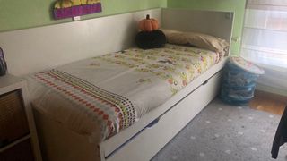 Cama infantil blanca con cajón