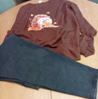 Conjunto de suéter y denim elástico mujer Curvy.