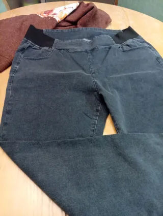 Conjunto de suéter y denim elástico mujer Curvy.