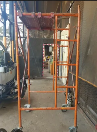 Andamio de obra con ruedas