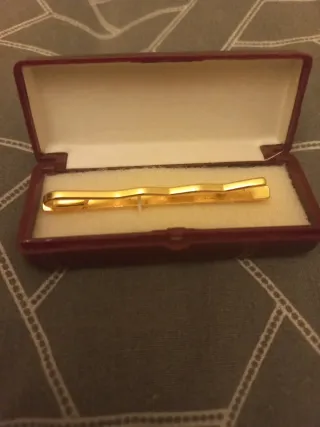 Pasador de corbata dorado
