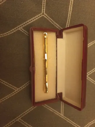 Pasador de corbata dorado