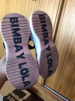 Sandálias Bimba y Lola pretas e rosa