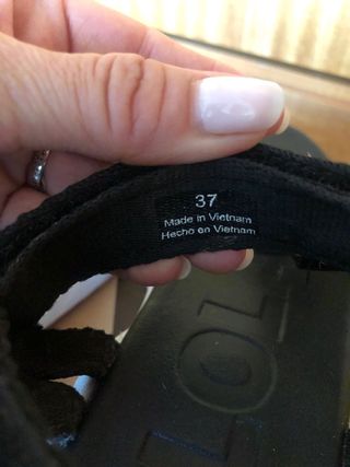 Sandálias Bimba y Lola pretas e rosa