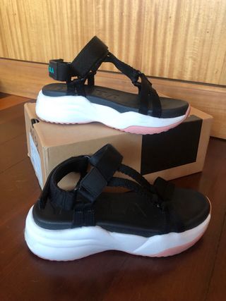 Sandálias Bimba y Lola pretas e rosa