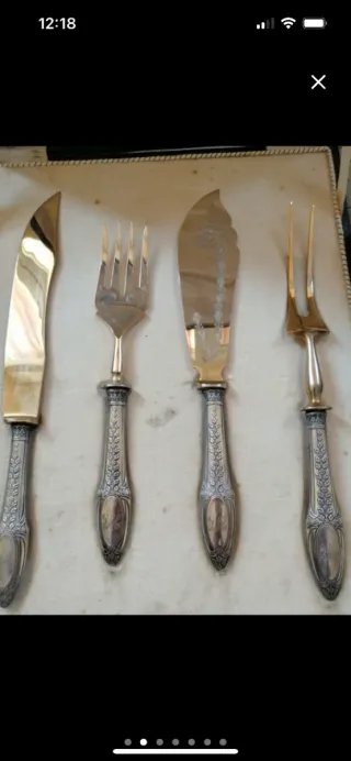 Cubertería de metal dorada y plateada