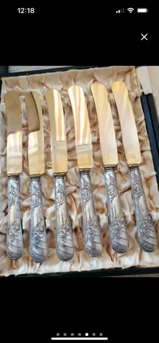 Cubertería de metal dorada y plateada