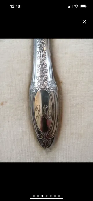 Cubertería de metal dorada y plateada