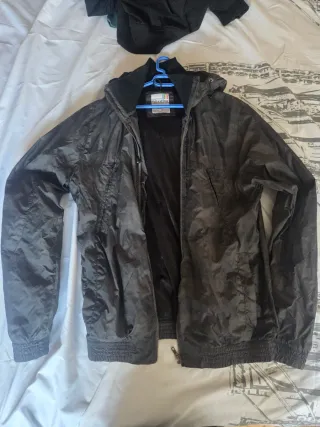 Chubasquero cortavientos Pull and Bear negro
