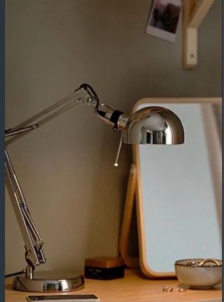 Lámpara de escritorio cromada IKEA
