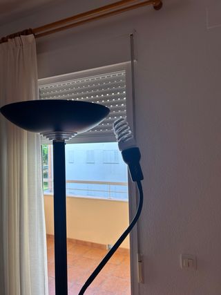 Lámpara de pie salón negra. Recoger en La Antilla