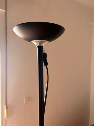 Lámpara de pie salón negra. Recoger en La Antilla