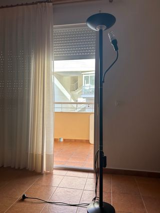 Lámpara de pie salón negra. Recoger en La Antilla