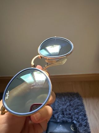 Gafas de sol Ray-Ban azules y doradas