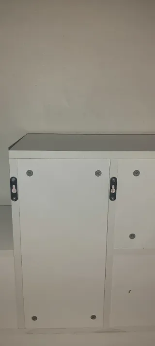 Mueble de salón blanco y madera