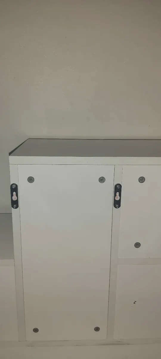 Mueble de salón blanco y madera