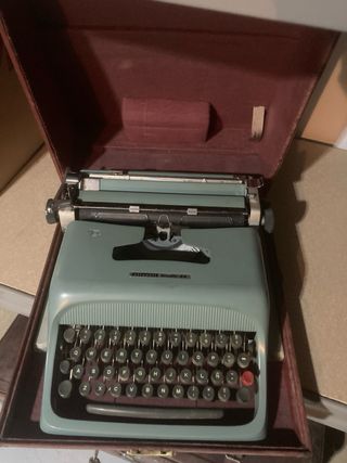 Máquina de escribir Olivetti portátil
