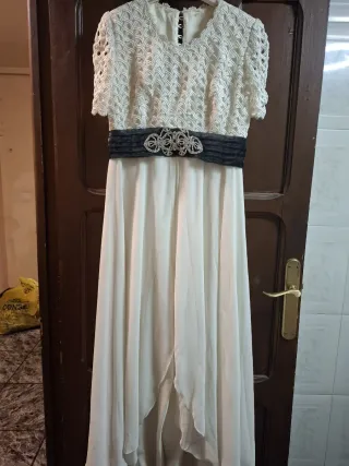 Mono de novia con cola y caída delantera