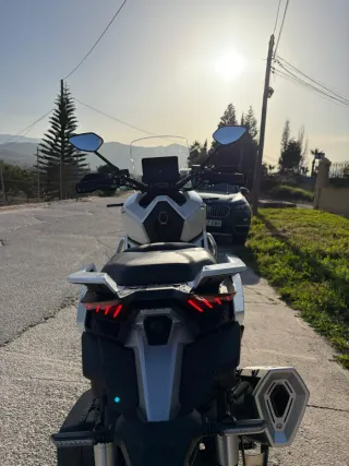 Zontes 368G Adventure Blanca y Dorada.