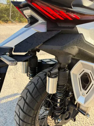 Zontes 368G Adventure Blanca y Dorada.