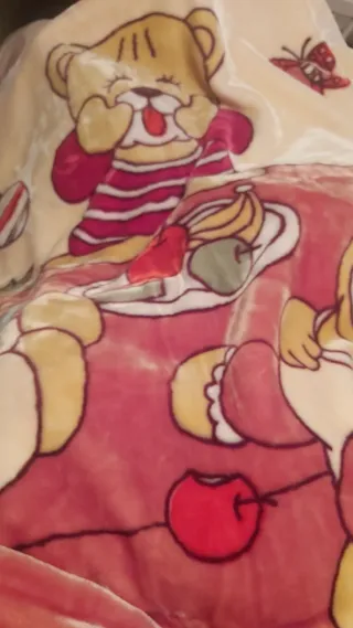 Manta infantil con ositos y frutas