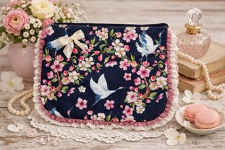 Necessaire com renda e estampa de pássaros