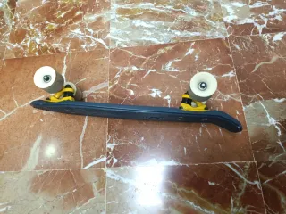 Monopatín Oxelo modelo Yamba, de color azul.