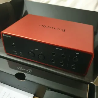 Focusrite Scarlett 4i4 4ª Geração