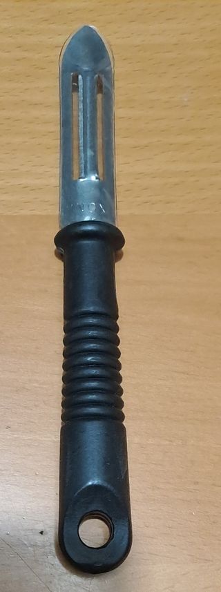 Pelador de patatas metal y plástico