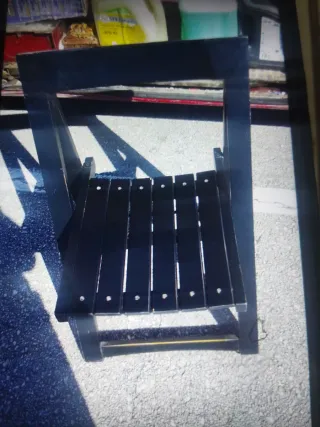 Dos sillas de metal y madera negras