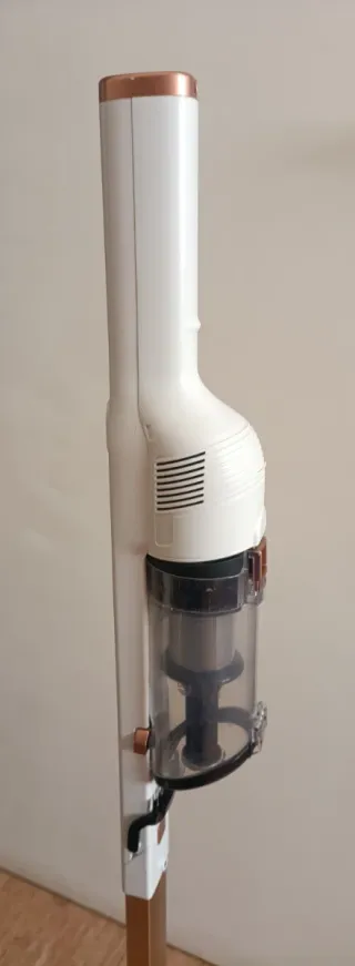 Escoba aspiradora blanca y dorada