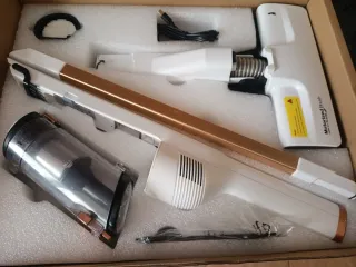 Escoba aspiradora blanca y dorada