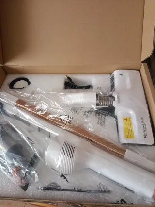 Escoba aspiradora blanca y dorada